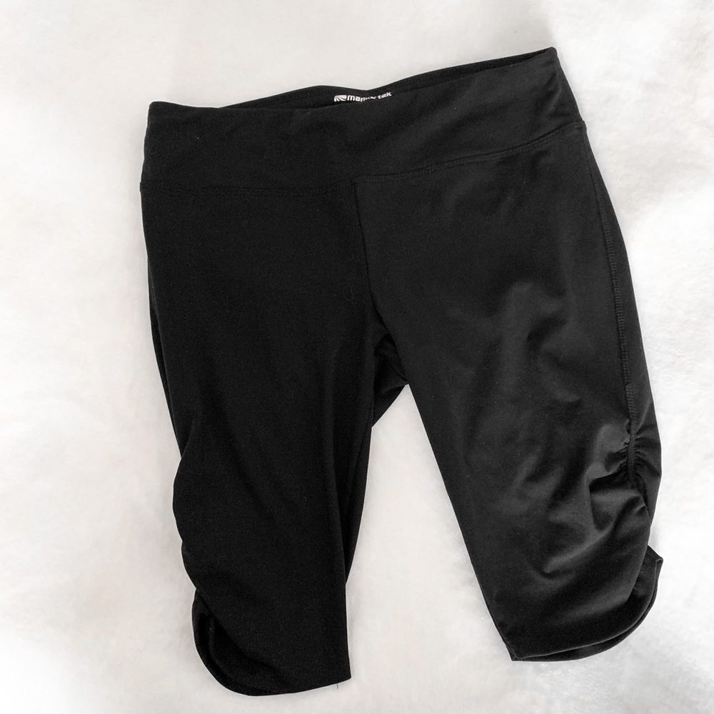 🟣 Marika Tech Cropped Capri Leggings Ruched